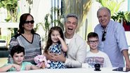 Otaviano Costa recebe a família no 'Video Show' - Reprodução TV Globo