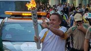 Gugu Liberato cconduz a tocha olímpicar - Reprodução Twitter/ Chama Olímpica