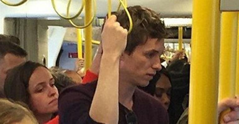 Eddie Redmayne no metrô em Londres - Instagram/Reprodução