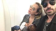 Adriana Sant'anna aparece amamentando o filho durante voo - Reprodução Instagram