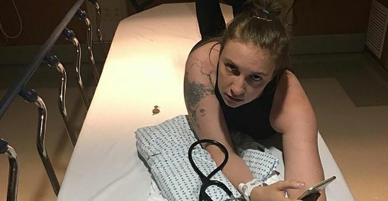 Lena Dunham tropeça nos próprios chinelos e vai parar no hospital - Reprodução Instagram