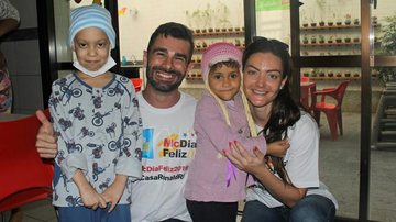 Laura Keller e Jorge Souza visitam crianças na Casa Ronald - AgNews