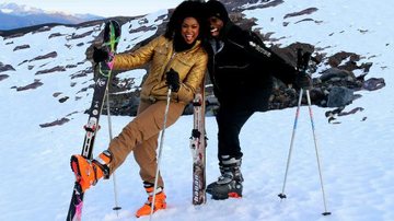 O casal esquia na neve que encobre o vulcão Mocho-Choshuenco, com 2400m - MARCOS SALLES