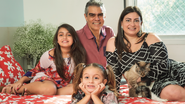 Em casa, com Isabela, Sofia e a gata da família, ator de Zorra e filho de Chico Anysio fala da cumplicidade que mantém com a psicóloga - CADU PILOTTO