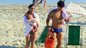 Deborah Secco curte a tarde com a família na praia - AgNews