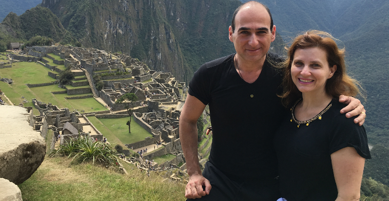 Juntos há 27 anos, eles curtem a contemplativa paisagem de Machu Picchu - Divulgação