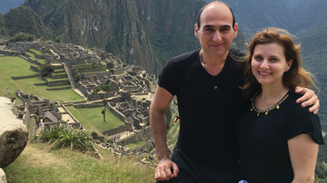 Juntos há 27 anos, eles curtem a contemplativa paisagem de Machu Picchu - Divulgação