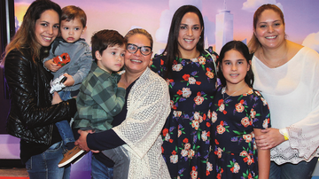 Vivian, o filho, Matheus, Miguel com a vovó Cintia Abravanel, Silvia Abravanel e a filha Amanda e Ligia, mãe de Miguel - MANUELA SCARPA/BRAZIL NEWS