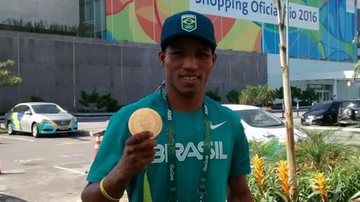 Robson Conceição exibe medalha olímpica - Divulgação
