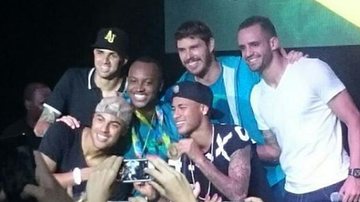 Medalhistas festejam em show de Thiaguinho - Instagram/Reprodução