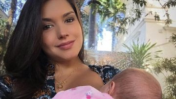 Thais Fersoza posa alimentando a filha, Melinda - Reprodução/ Instagram