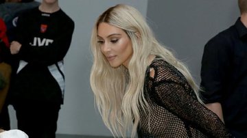Kim Kardashian radicaliza o visual e adota o loiro platinado - Getty Images