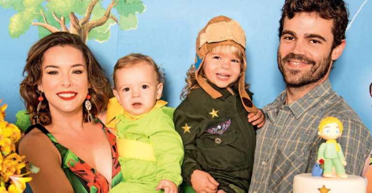 A atriz e o marido, o diretor João Gomez, com os filhos, Antonio e João Gabriel. - PINO GOMES