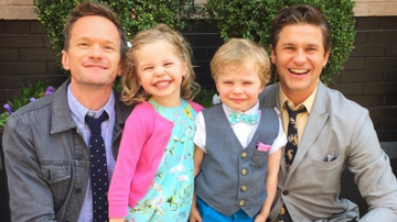 Neil Patrick Harris ao lado dos filhos e do marido, o ator David Burtka, - Reprodução/Instagram
