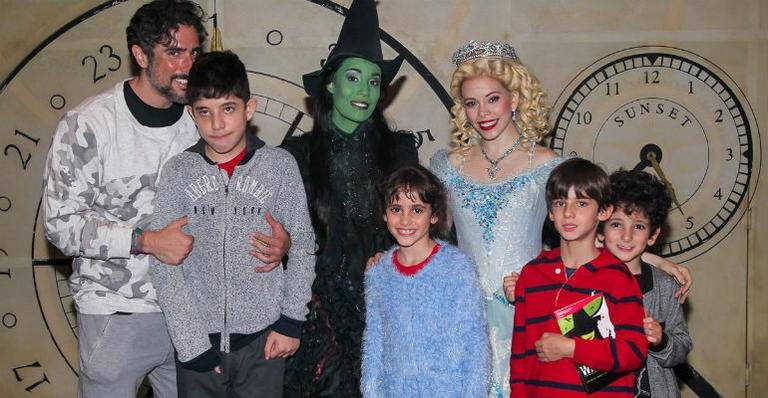 Marcos Mion leva os filhos e o sobrinho para assistir o espetáculo Wicked - Manuela Scarpa/Brazil News