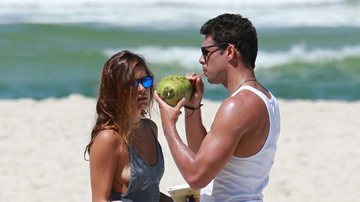 Em dia de sol, Cauã Reymond e namorada curtem praia no Rio - Agnews