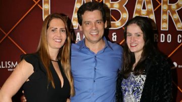 Celso Portiolli posa com a mulher, Suzana Marchi, e a filha, Laura, em casa de espetáculos - Fred Pontes/Divulgação