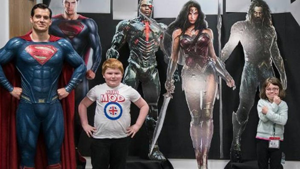 Henry Cavill tira foto com fã mirim nos bastidores do próximo Superman -  Cinema com Rapadura