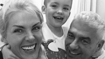Ana Hickmann posa sorridente com o filho e o marido - Instagram/Reprodução