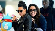 Letícia Lima e Ana Carolina posam juntinhas e fazem graça com paparazzo em aeroporto - William Oda/AgNews