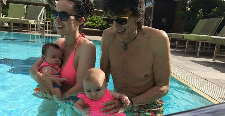 Ronnie Wood com as filhas gêmeas e a mulher, Sally - Reprodução / Instagram