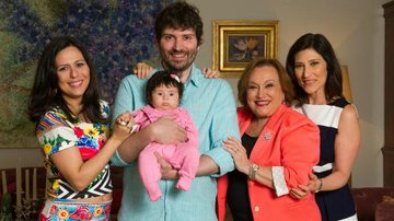 O autor João Gabriel Carneiro e as mulheres de sua vida: a mulher, a atriz Camila Avancini, a filha, Malu, a avó, Nicette, e a mãe, Beth - FABRIZIA GRANATIERI