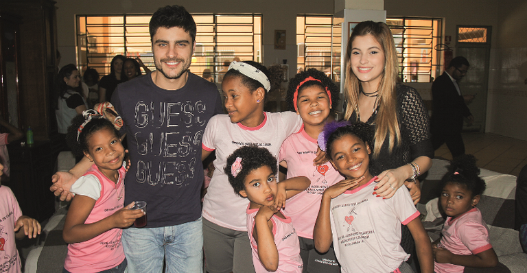 Guilherme Leicam e Bruna Altieri com as crianças do orfanato - Rogerio Fidalgo/AgNews