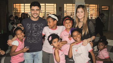 Guilherme Leicam e Bruna Altieri com as crianças do orfanato - Rogerio Fidalgo/AgNews