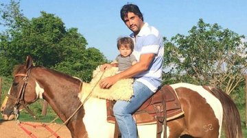Leo posa com o filho, José, montado em cavalo - Twitter/Reprodução