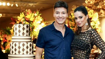 Com bolo de três andares, ele recebe o carinho da bela eleita - Manuela Scarpa e Rafael Cusato/Brazil News