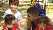 Pedro Scooby mostra momento de carinho com os filhos - Reprodução/ Instagram