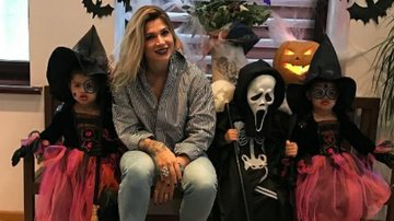 Dani Souza mostra as filhas fantasiadas de bruxinhas para o Halloween - Instagram/Reprodução
