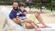 Sidney se diverte com o filho, Leonardo, na praia e
no miniclube do resort em Mangaratiba, Rio - Fabrizia Granatieri