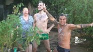 De sunguinha, Thammy Miranda toma banho de balde com amigo - Instagram/Reprodução