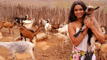 Lucy segura um cabrito em Lajedo de Pai Mateus, formação rochosa na cidade de Cabaceiras, Paraíba - MARCOS SALLES