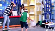 Ratinho tropeça em degrau no palco e leva tombo durante programa no SBT - SBT/Reprodução