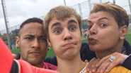 David Brazil posa ao lado de Neymar e Justin Bieber - Reprodução/Instagram
