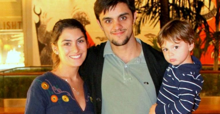 Felipe Simas vai com a família ao teatro - DANIEL DELMIRO