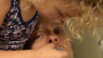 Fernando Scherer mostra a filha, Brenda, passando batom azul em sua boca - Instagram/Reprodução