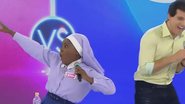 Karin Hills acerta desafio e dança Ragatanga na TV - Reprodução