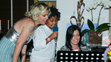 Astrid Fontenelle e Gabriel cantam em festa de Natal - Manuela Scarpa/Brazilnews