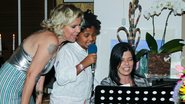 Astrid Fontenelle e Gabriel cantam em festa de Natal - Manuela Scarpa/Brazilnews