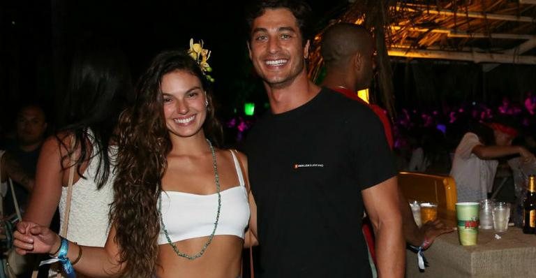 Isis Valverde curte festa na Bahia ao lado do namorado, André Resende - AGNEWS