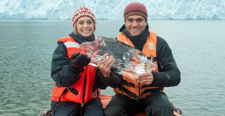 Juliana e Henrique se divertem com bloco de gelo de mais de 30 000 anos durante passeio à geleira San Rafael - Jaime Bórquez