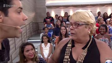 Moça da plateia solta palavrão ao vivo no Encontro e deixa apresentadores sem jeito - TV Globo/Reprodução