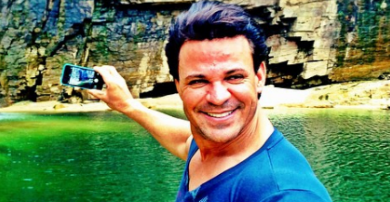 Eduardo Costa exibe abdômen trincado em cachoeira - Reprodução Instagram