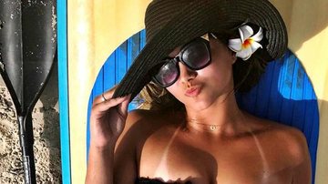 Suzanna Freitas posa na praia e faz biquinho - Reprodução / Instagram