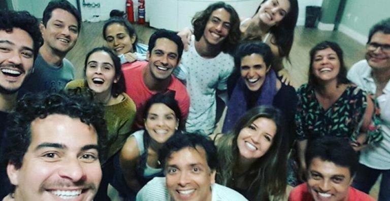 João Baldasserini mostra foto ao lado do elenco da próxima novela das 7 da Globo - Reprodução / Instagram