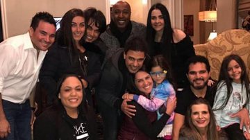 Graciele Lacerda posa com a família de Zezé di Camargo nos EUA - Instagram/Reprodução