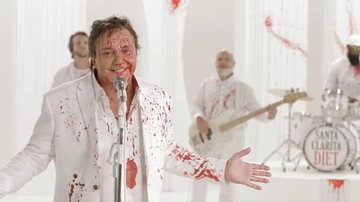 Fábio Jr. toma banho de sangue enquanto canta - Reprodução/ Netflix